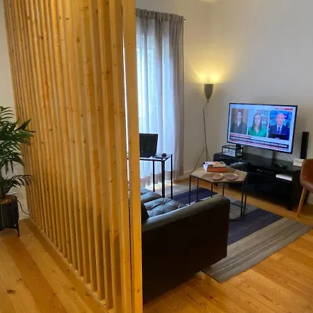 Charming Equipped Ac Lift Parking 4p Apartment Lissabon