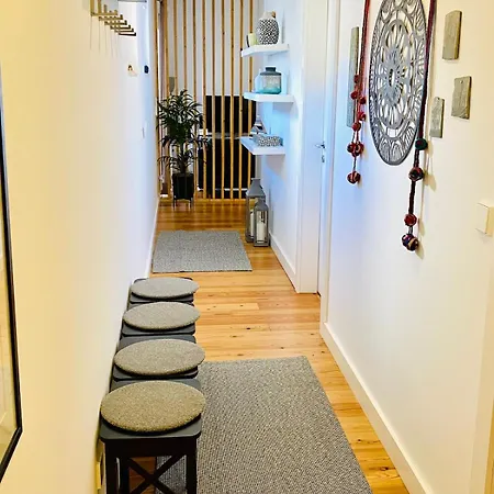 Апартаменты Charming Equipped Ac Lift Parking 4p