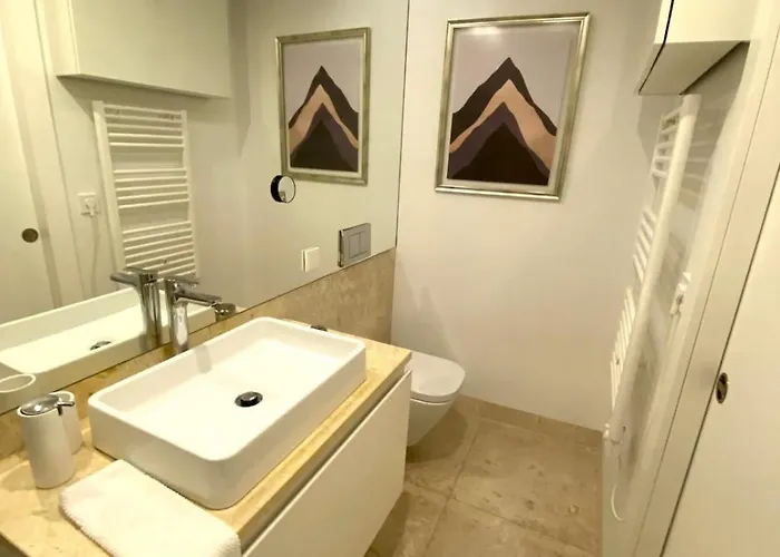 Charming Equipped Ac Lift Parking 4p