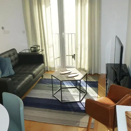 Charming Equipped Ac Lift Parking 4p Apartment Lissabon